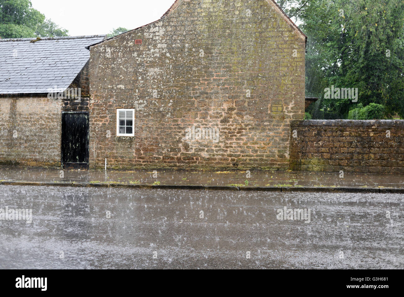 Pioggia e tuoni nuvole nel Nottinghamshire . Foto Stock