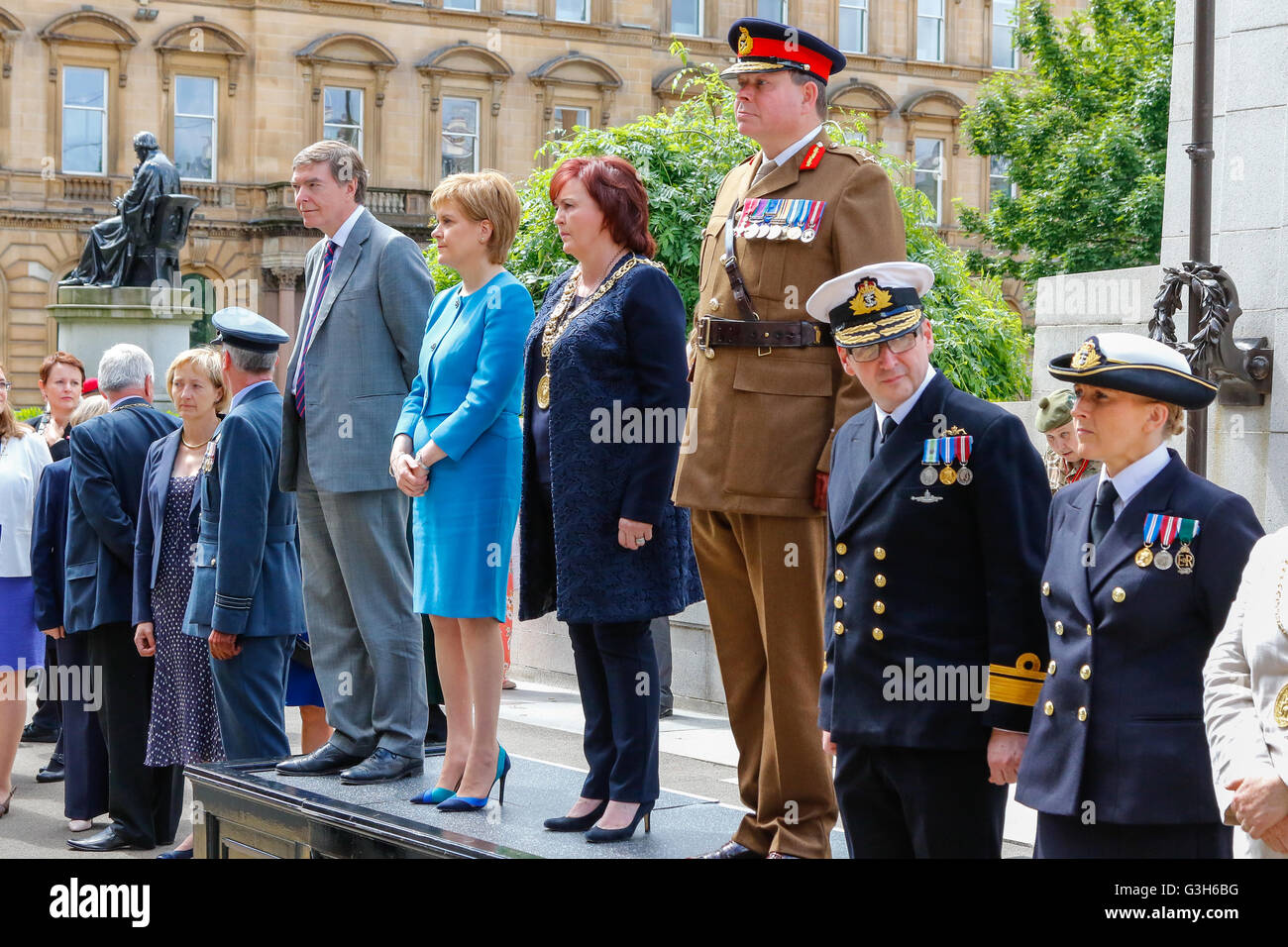 Glasgow, Scotland, Regno Unito. Il 25 giugno, 2016. Nicola lo storione ha preso parte all'annuale delle forze armate alle celebrazioni del Giorno in George Square, Glasgow. Lei era parte di dignitari sul podio e 'ha preso la Salute insieme con il Signore il tenente, Provost Sadie Docherty e gli alti funzionari in rappresentanza di tutte le forze. Credito: Findlay/Alamy Live News Foto Stock