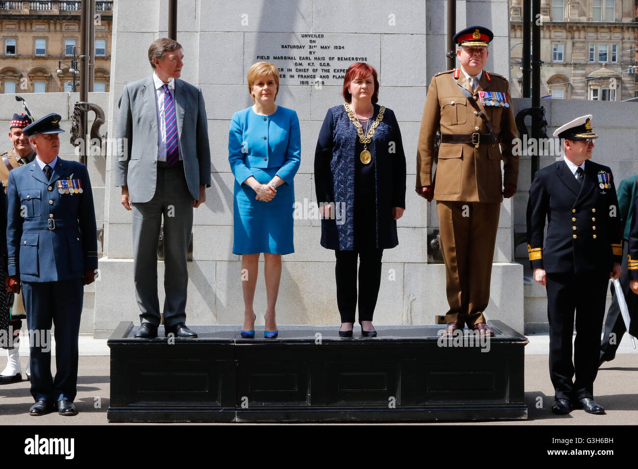 Glasgow, Scotland, Regno Unito. Il 25 giugno, 2016. Nicola lo storione ha preso parte all'annuale delle forze armate alle celebrazioni del Giorno in George Square, Glasgow. Lei era parte di dignitari sul podio e 'ha preso la Salute insieme con il Signore il tenente, Provost Sadie Docherty e gli alti funzionari in rappresentanza di tutte le forze. Credito: Findlay/Alamy Live News Foto Stock