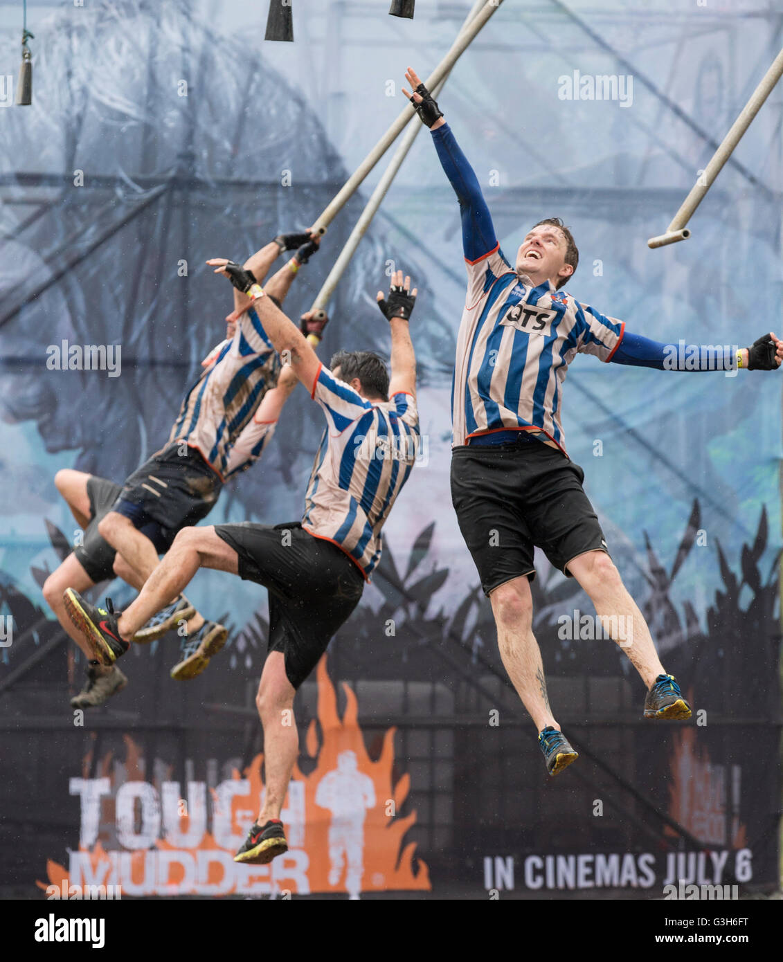 Mudder difficile ostacolo corso swing concorrente fuori per provare e raggiungere bell prima di cadere in acqua il castello di Drumlanrig, Dumfries and Galloway, Scotland, Regno Unito Foto Stock