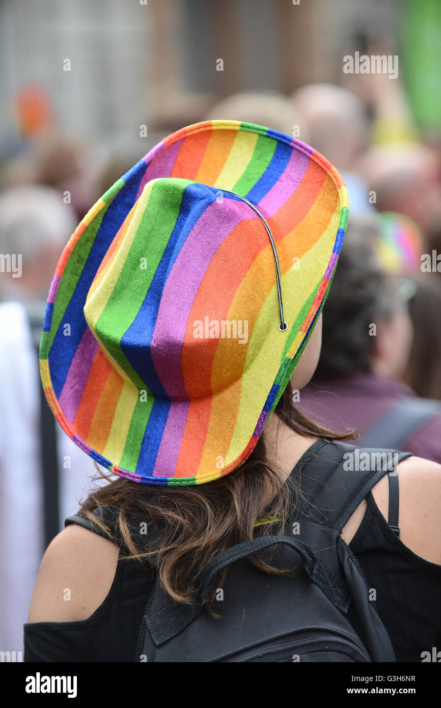 Trafalgar Square, Londra, Regno Unito. Il 25 giugno 2016. Il Pride Parade 2016 passa dal folle vicino a Trafalgar Square. Foto Stock