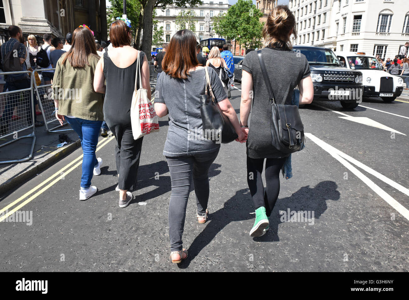 Trafalgar Square, Londra, Regno Unito. Il 25 giugno 2016. Il Pride Parade 2016 passa dal folle vicino a Trafalgar Square. Foto Stock