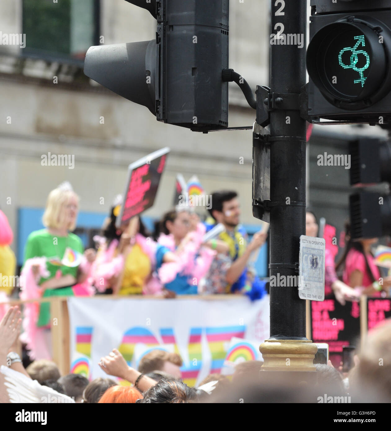 Trafalgar Square, Londra, Regno Unito. Il 25 giugno 2016. Il Pride Parade 2016 passa dal folle vicino a Trafalgar Square. Foto Stock