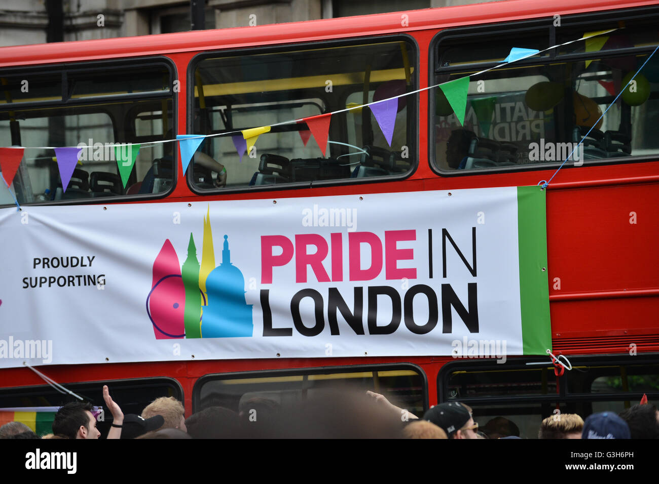 Trafalgar Square, Londra, Regno Unito. Il 25 giugno 2016. Il Pride Parade 2016 passa dal folle vicino a Trafalgar Square. Foto Stock
