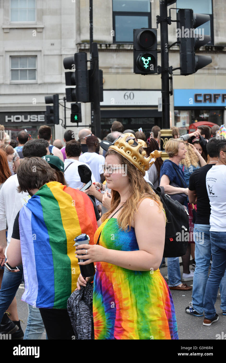 Trafalgar Square, Londra, Regno Unito. Il 25 giugno 2016. Il Pride Parade 2016 passa dal folle vicino a Trafalgar Square. Foto Stock