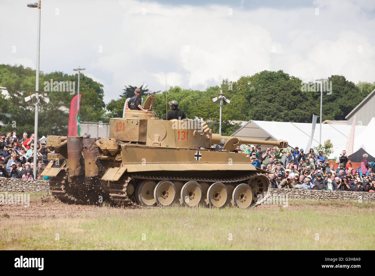 Bovington, Dorset, Regno Unito. Il 25 giugno 2016. Militari Tankfest show. Il tedesco Tiger 1 (numero 131) in main arena. Questo serbatoio in primo piano nella furia del FIM. Solo Tiger 1 in tutto il mondo. Credito: Colin C. Hill/Alamy Live News Foto Stock