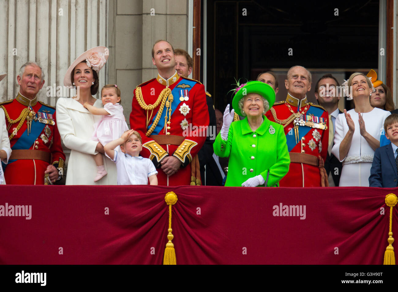 La famiglia reale britannica raccogliere sul balcone di Buckingham Palace per celebrare la regina Elisabetta il novantesimo compleanno Foto Stock
