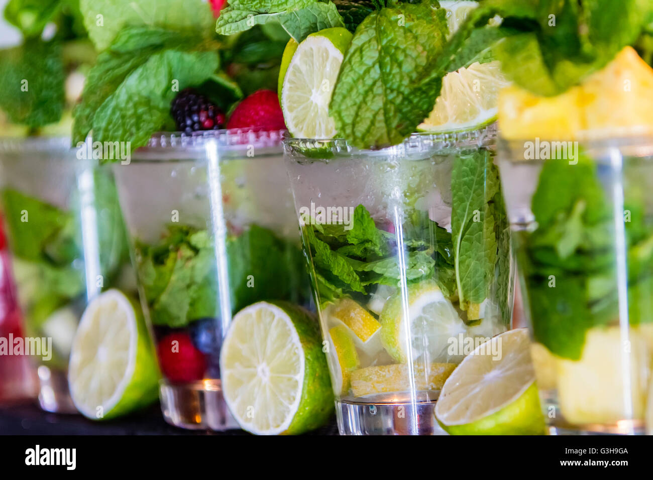 Detox acqua con frutta per purificare il corpo e bruciare i grassi Foto Stock