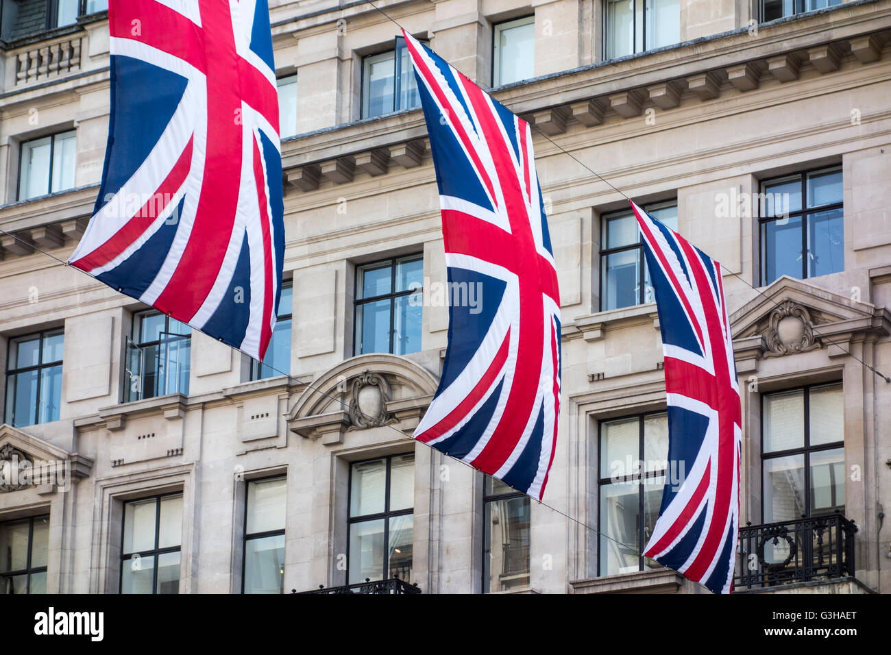 Unione Flags / Union Jack appeso bandiere su Regent Street, Londra per la regina il compleanno Foto Stock