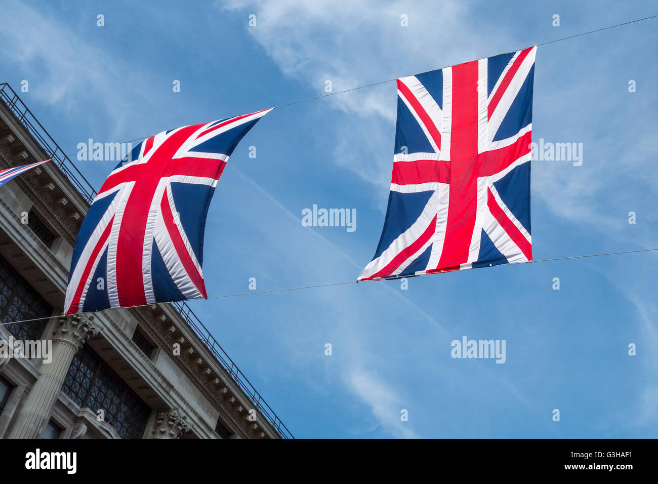 Unione Flags / Union Jack appeso bandiere su Oxford Street, Londra per la regina il compleanno Foto Stock