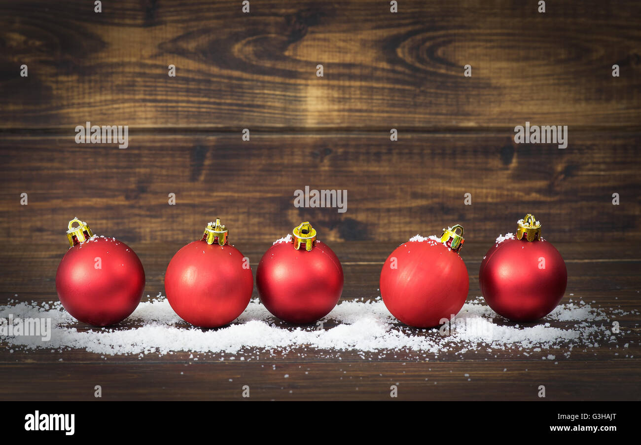 Natale decorazione rosso su sfondo di legno Foto Stock
