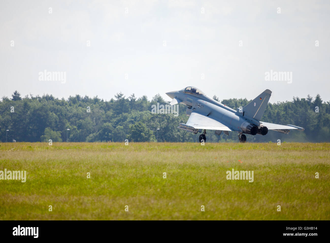 Berlino / GERMANIA - Giugno 3, 2016: tedesco Eurofighter Typhoon terre sull'aeroporto di Schoenefeld di Berlino / Germania in giugno 3, 2016. Foto Stock