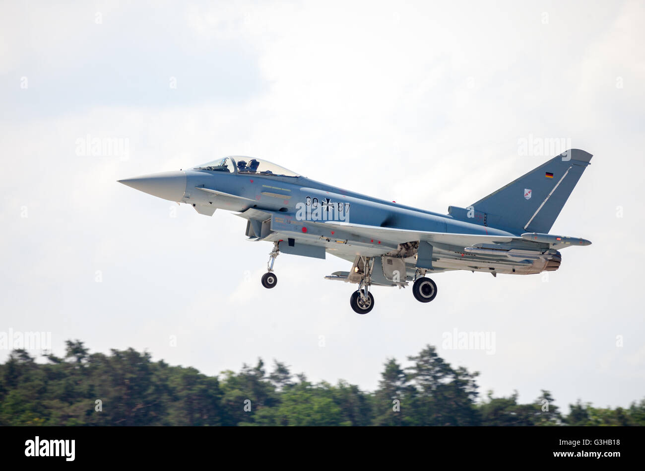 Berlino / GERMANIA - Giugno 3, 2016: tedesco Eurofighter Typhoon terre sull'aeroporto di Schoenefeld di Berlino / Germania in giugno 3, 2016. Foto Stock