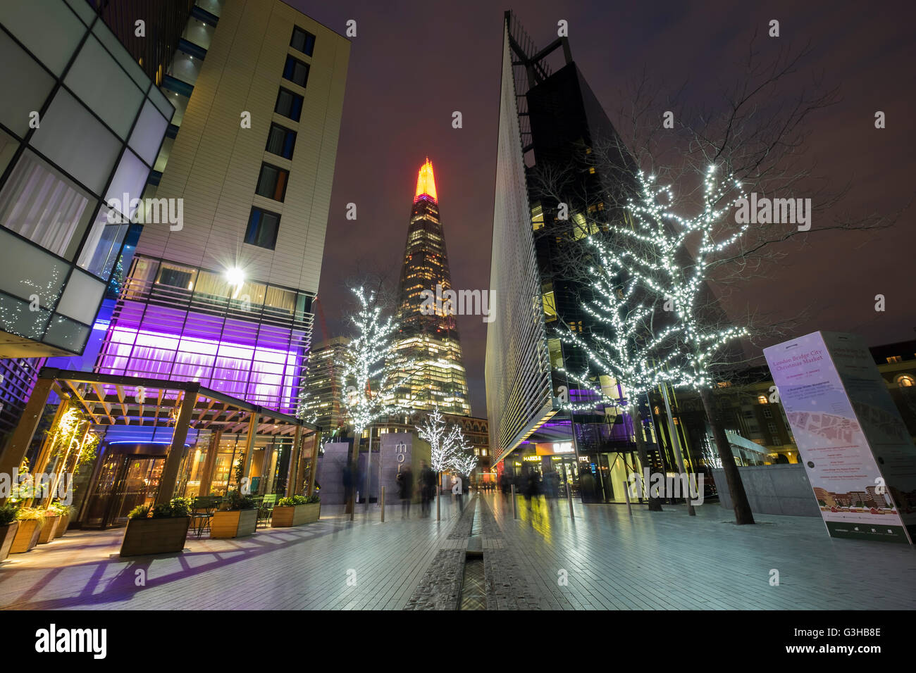 La Shard e sullo skyline di notte nella città di Londra South Bank di Londra Southwark Foto Stock