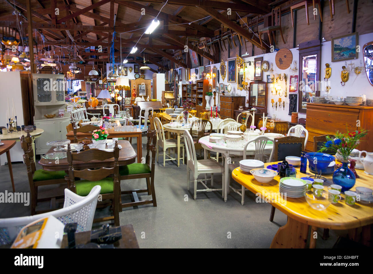 Antico di seconda mano hall di magazzino con mobili, ceramica e vetreria in Svezia Foto Stock