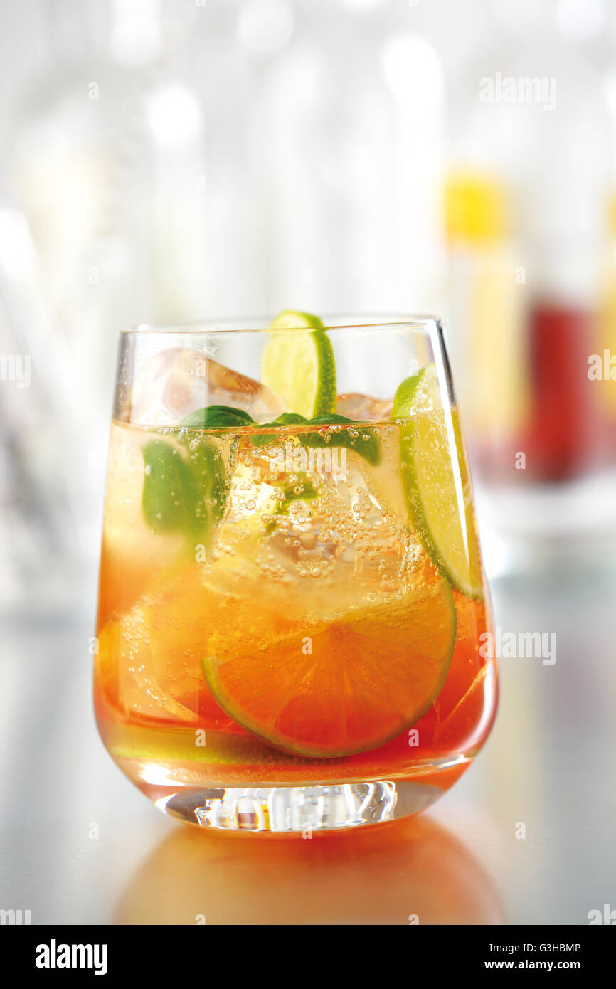 Slojito cocktail preparato con le foglie di basilico, calce, lo zucchero di canna, ghiaccio, gin e soda water. Foto Stock