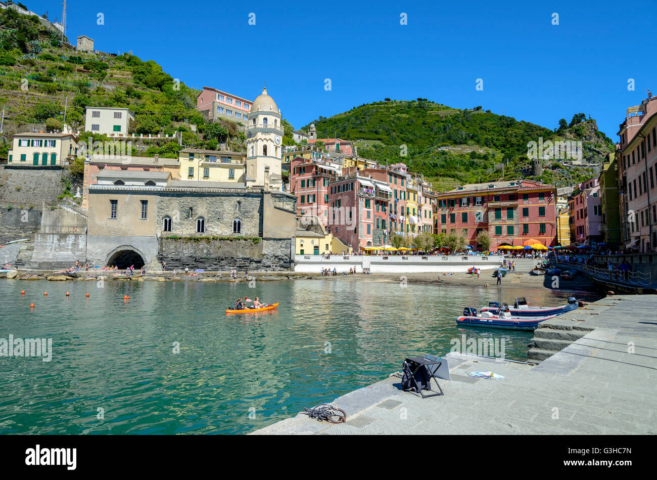 Vernazza, Italia - 21 Maggio 2016: turisti godendo di varie attività a Vernazza, uno dei cinque comuni che compongono le Cinque T Foto Stock