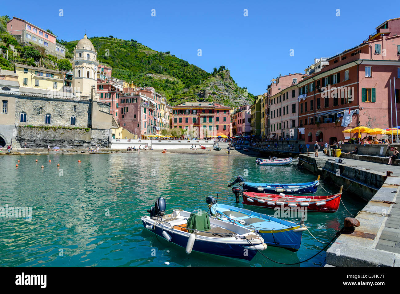 Vernazza, Italia - 21 Maggio 2016: turisti godendo di varie attività a Vernazza, uno dei cinque comuni che compongono le Cinque T Foto Stock