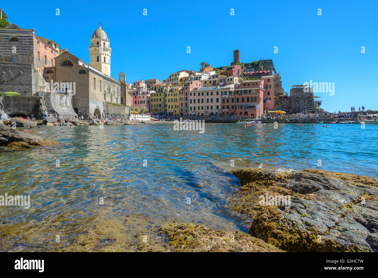 Vernazza, Italia - 21 Maggio 2016: turisti godendo di varie attività a Vernazza, uno dei cinque comuni che compongono le Cinque T Foto Stock