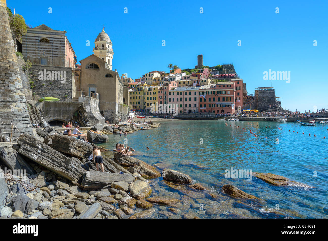 Vernazza, Italia - 21 Maggio 2016: turisti godendo di varie attività a Vernazza, uno dei cinque comuni che compongono le Cinque T Foto Stock