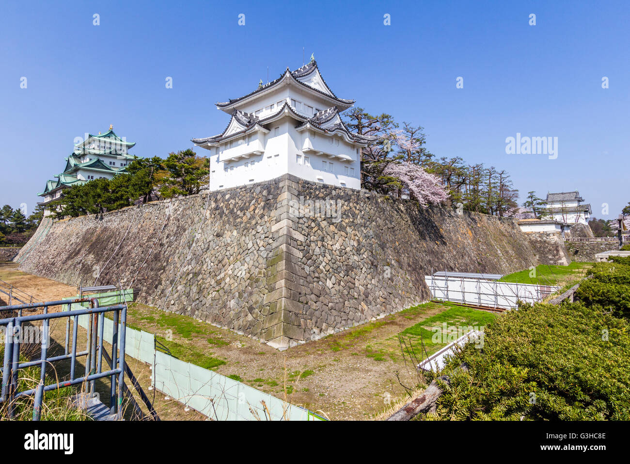 Il Castello Nagoya in Giappone. Ampio angolo di vista d'angolo del Hitsuji-san torretta al centro la mantenere su di un lato e Tatsumi yagura sull'altro. Foto Stock