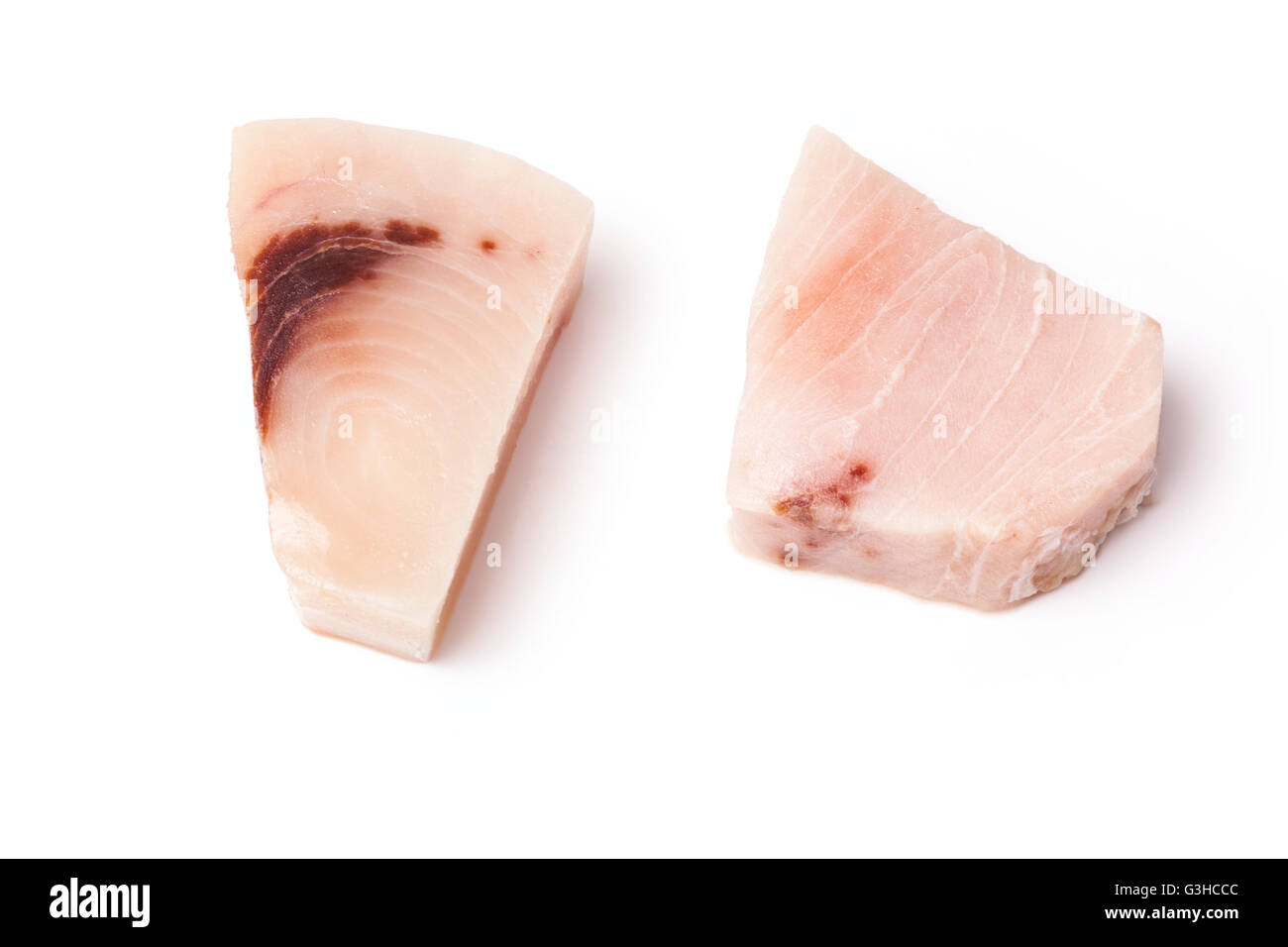 Pesce spada ( Xiphais gladius) porzione di bistecca non cotti e isolate su un bianco di sfondo per studio. Foto Stock