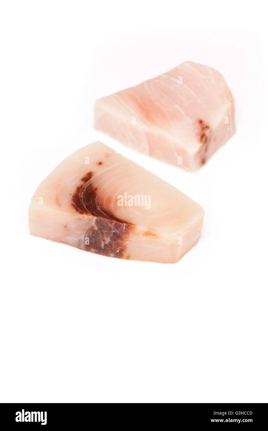Pesce spada ( Xiphais gladius) porzione di bistecca non cotti e isolate su un bianco di sfondo per studio. Foto Stock