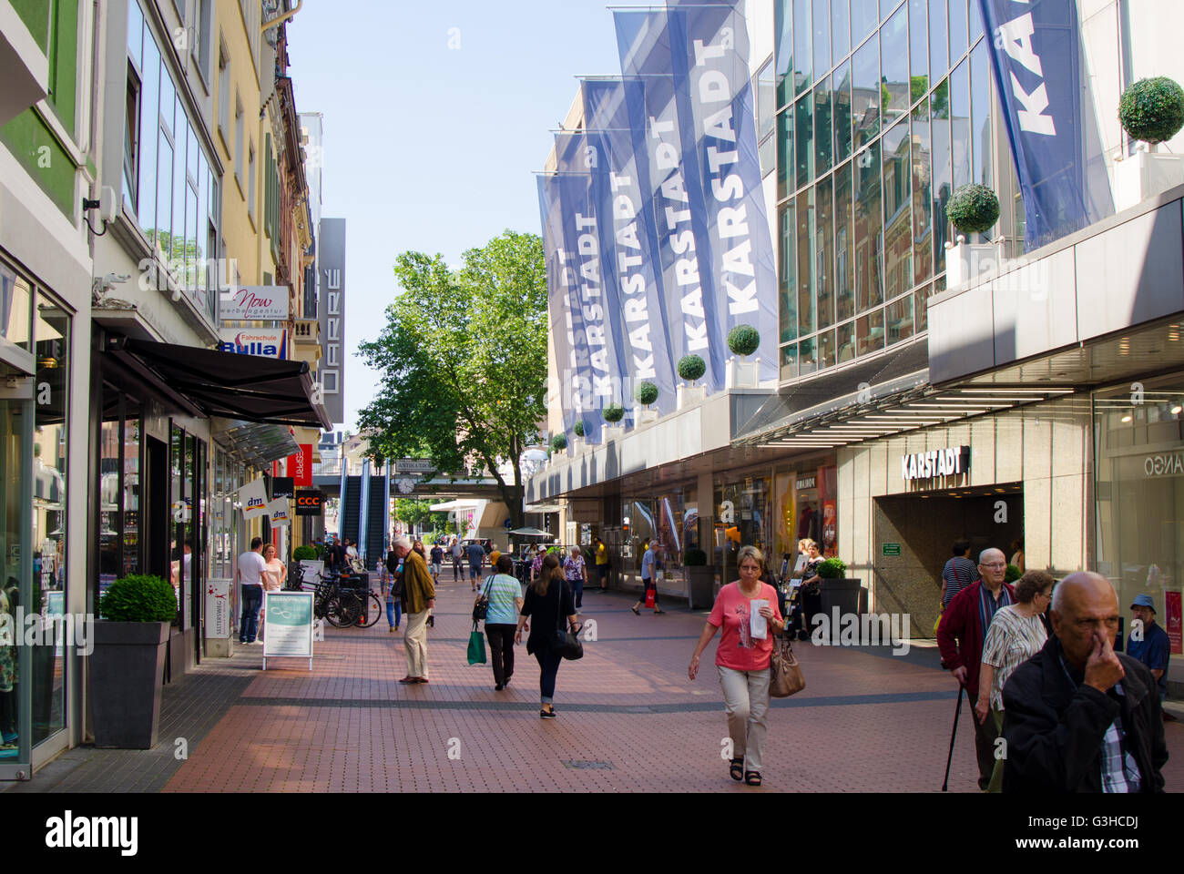 La zona pedonale di fronte Karstadt in Gießen, Germania Foto Stock