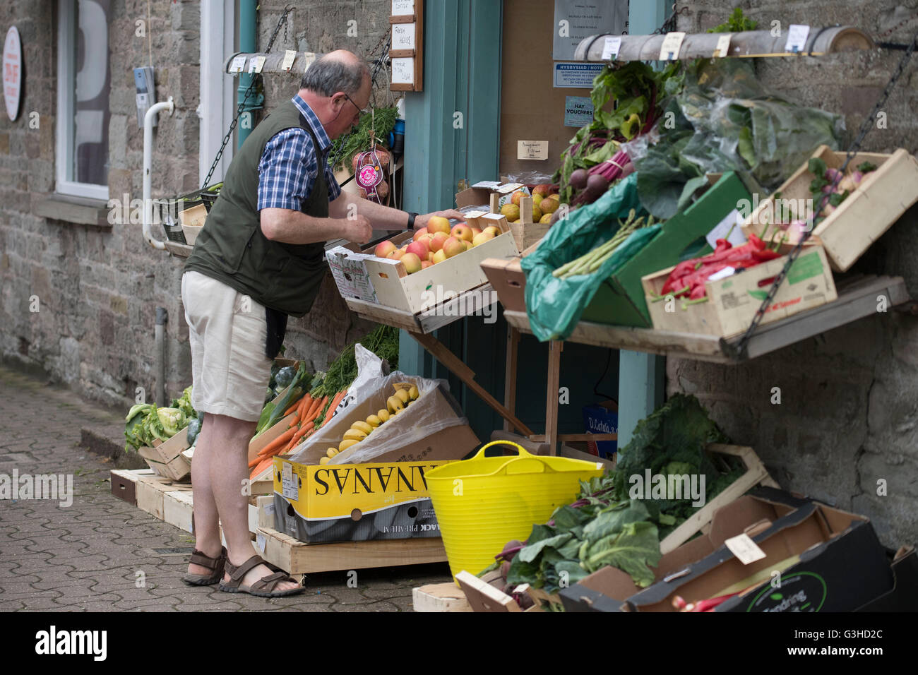 Un tradizionale fruttivendolo sano vendita di frutta e verdura sulla strada in Hay-on-Wye, Galles. Foto Stock