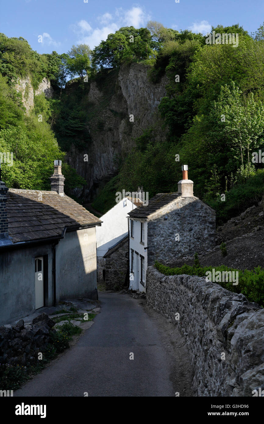 Castleton Village guardando verso l'entrata della caverna di Peak, Derbyshire Inghilterra Foto Stock