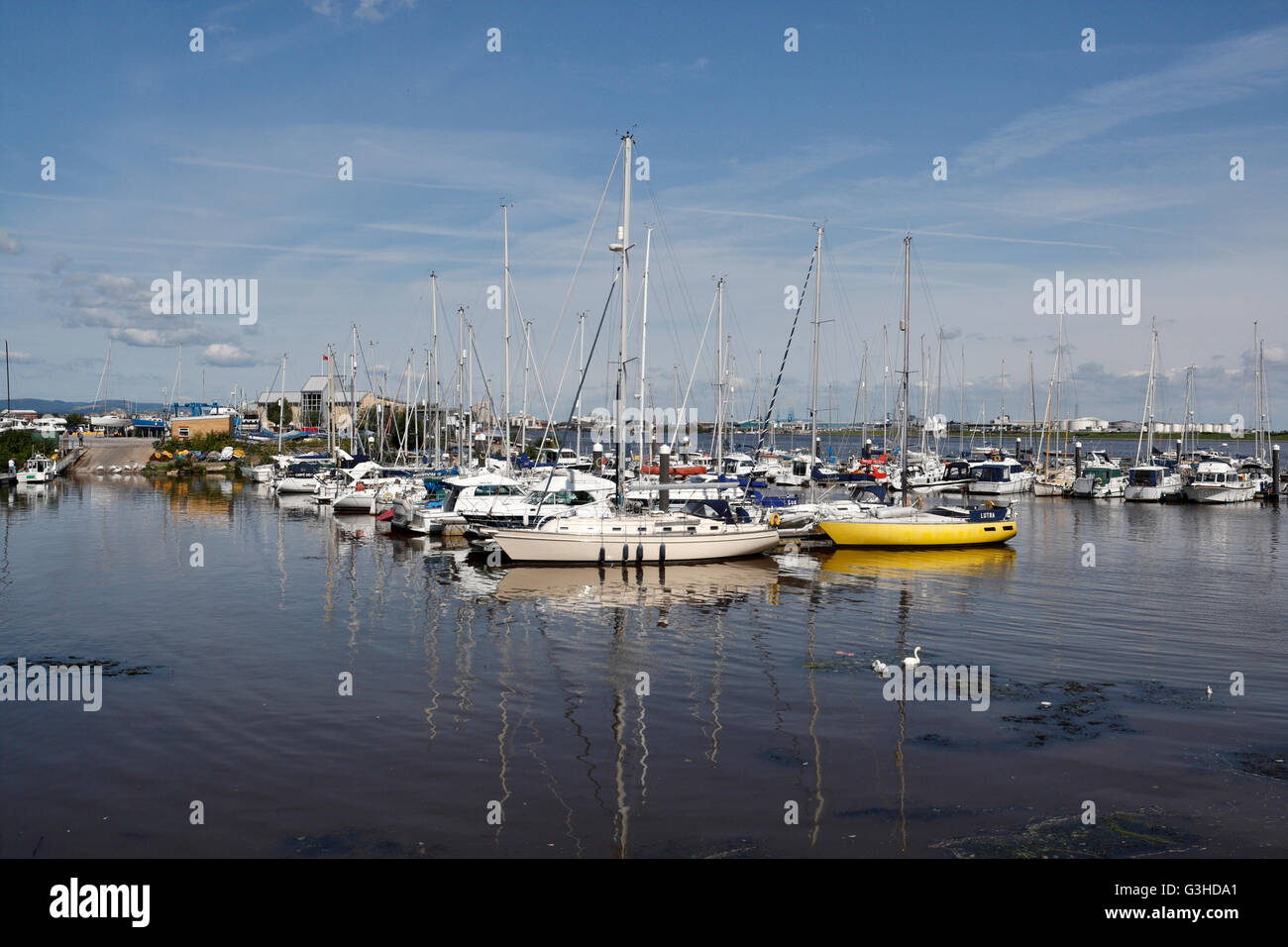 Barche a vela ormeggiate sul lago della baia di Cardiff laguna Galles UK, un sacco di imbarcazioni per il tempo libero Foto Stock