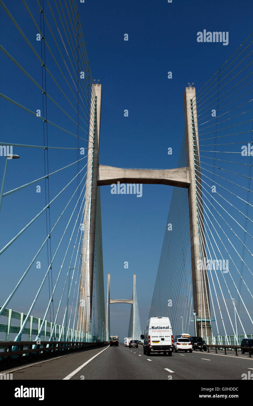 I supporti verticali e i cavi a filo della seconda Severn Crossing, la strada che collega l'Inghilterra e Galles sulla autostrada M4. Foto Stock