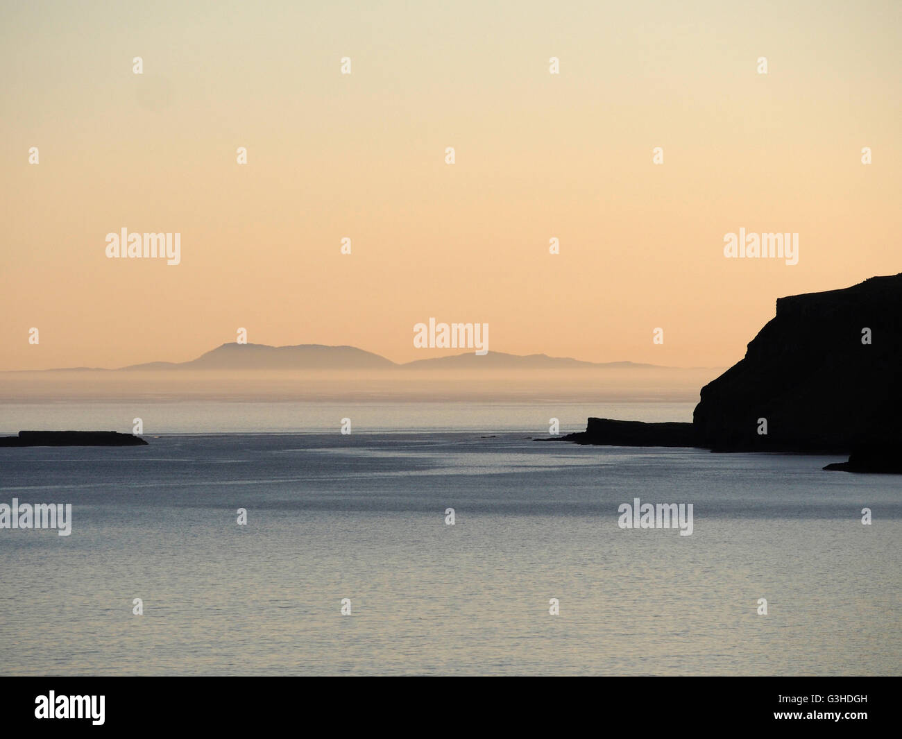 Vista al tramonto verso una lontana Barra da Sanday, canna, Scozia Foto Stock