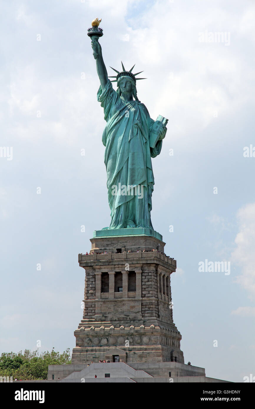 La Statua della Libertà, o Lady Liberty nel porto di New York Foto Stock