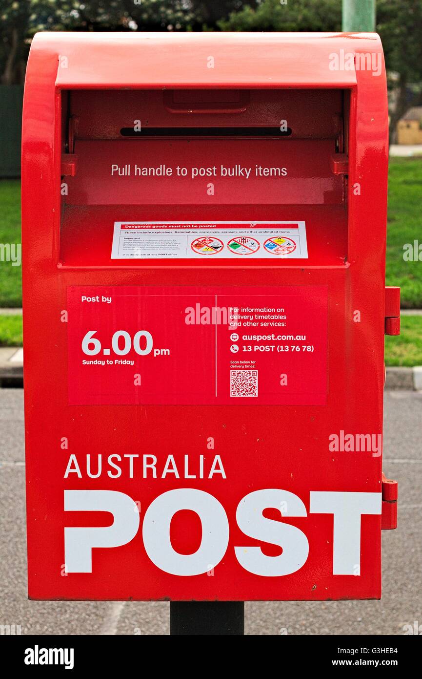 Red Australia Post mail box close up su un suburban Melbourne street. Foto Stock