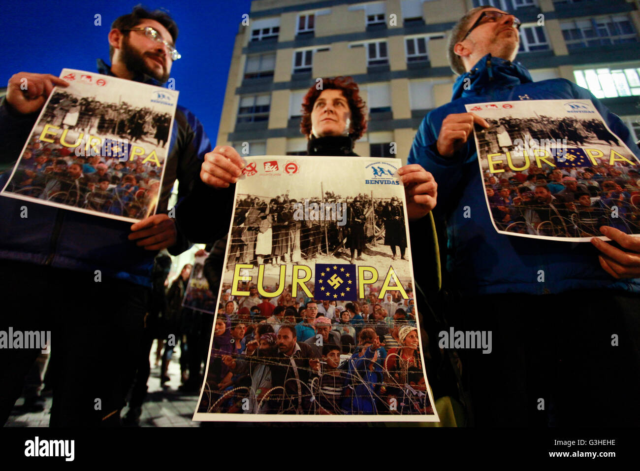 Lugo, Spagna. 16 Mar, 2016. Centinaia di persone si radunano davanti al sub-delega del governo spagnolo per protestare contro l'accordo tra la Turchia e l' Unione europea in materia di immigrazione Controllo in Europa. Concentra qualificare l'Unione europea 'nazi' e un appello alla solidarietà con i rifugiati, ricordando che non troppi anni fa erano gli spagnoli che sono stati costretti a migrare e a cercare rifugio a causa della guerra. © Carlos Castro Vazquez/RoverImages/Pacific Press/Alamy Live News Foto Stock