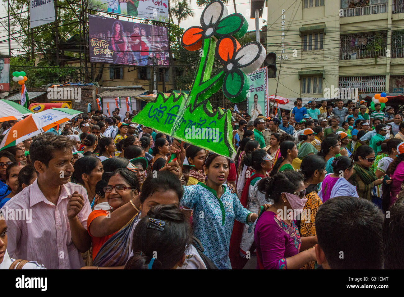 Kolkata, India. 28 apr, 2016. Il Bengala Occidentale il capo di ministro e di tutta l India Trinamool Congress [TMC] Supremo Mamata Banerjee conduce una massiccia rally da Sulekha più per Ballygunge Phari per le prossime elezioni legislative in Kolkata, India. © Debajyoti Das/Pacific Press/Alamy Live News Foto Stock