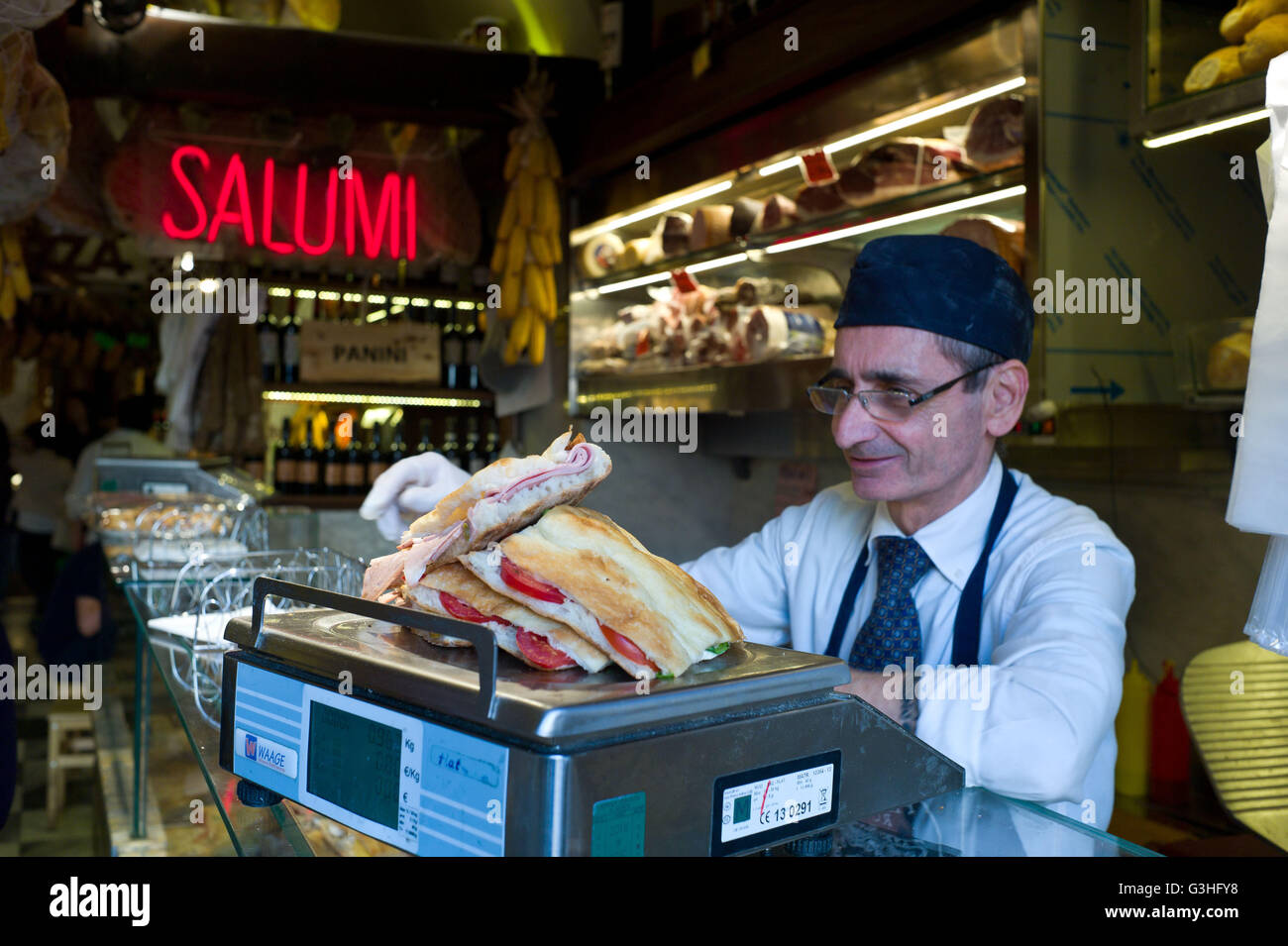 Freschi panini fatti ruoli per la vendita in un tradizionale itlalian negozio di alimentari nel centro di Roma Foto Stock
