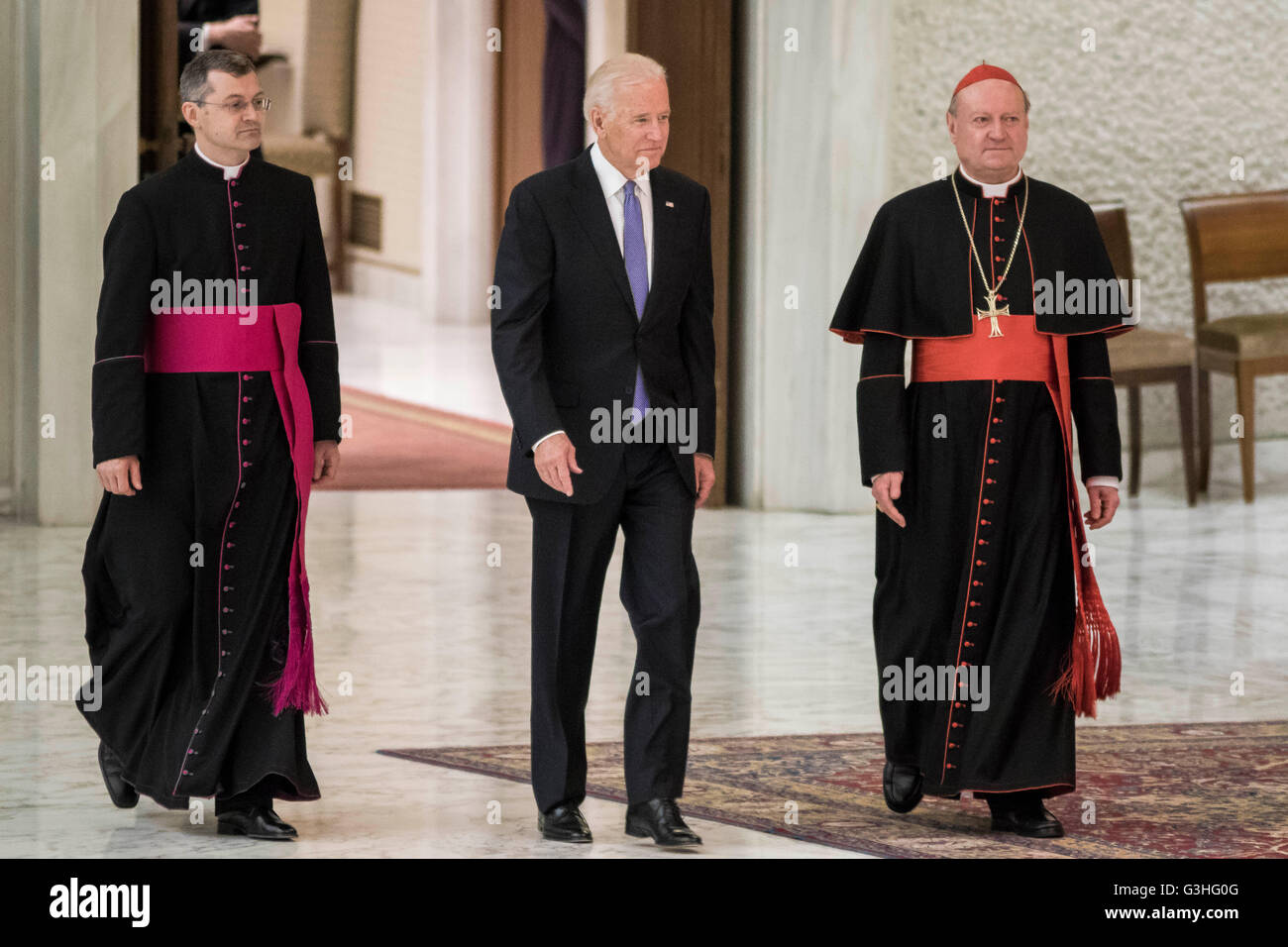 Città del Vaticano il Vaticano. 29 apr, 2016. Vice Presidente USA Joe Biden (C) è affiancato dal Cardinale Gianfranco Ravasi (R) come egli arriva a partecipare a una speciale udienza celebra dal Papa Francesco con i partecipanti al congresso sui progressi della medicina rigenerativa e il suo impatto culturale nell Aula Paolo VI in Vaticano Città del Vaticano. © Giuseppe Ciccia/Pacific Press/Alamy Live News Foto Stock