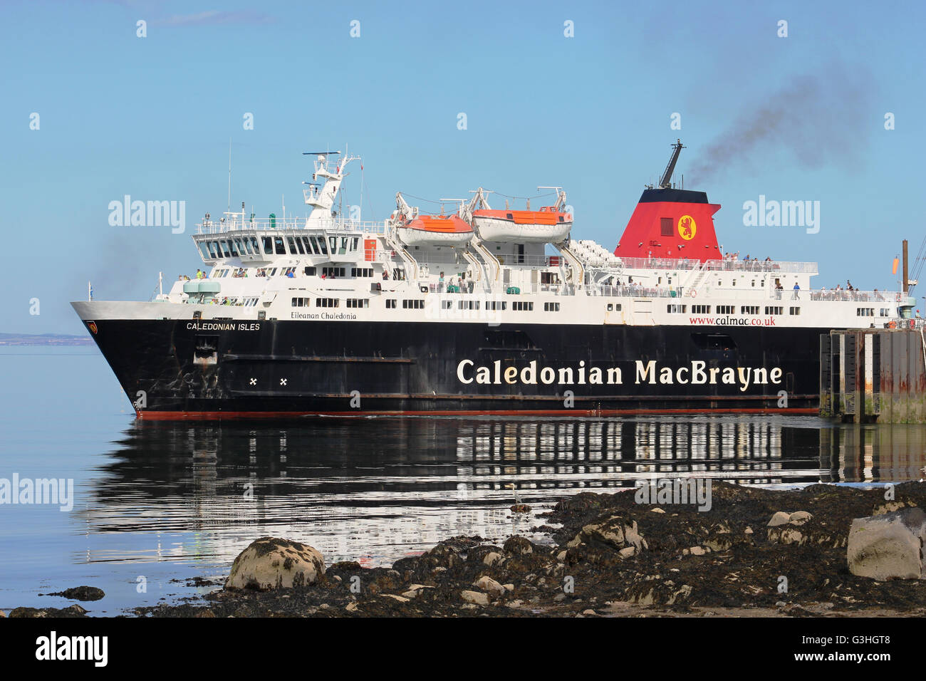 Caledonian MacBrayne traghetti Caledonian Isles (Eileanan Chaledonia) lasciando Brodick Pier sull'isola di Arran, Scozia. Foto Stock