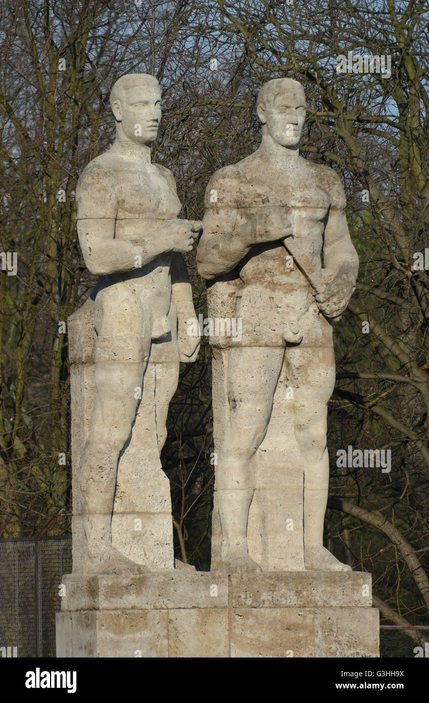 Grossplastiken Staffellaeufer und Diskuswerfer, Olympiastadion, Charlottenburg di Berlino, Deutschland Foto Stock