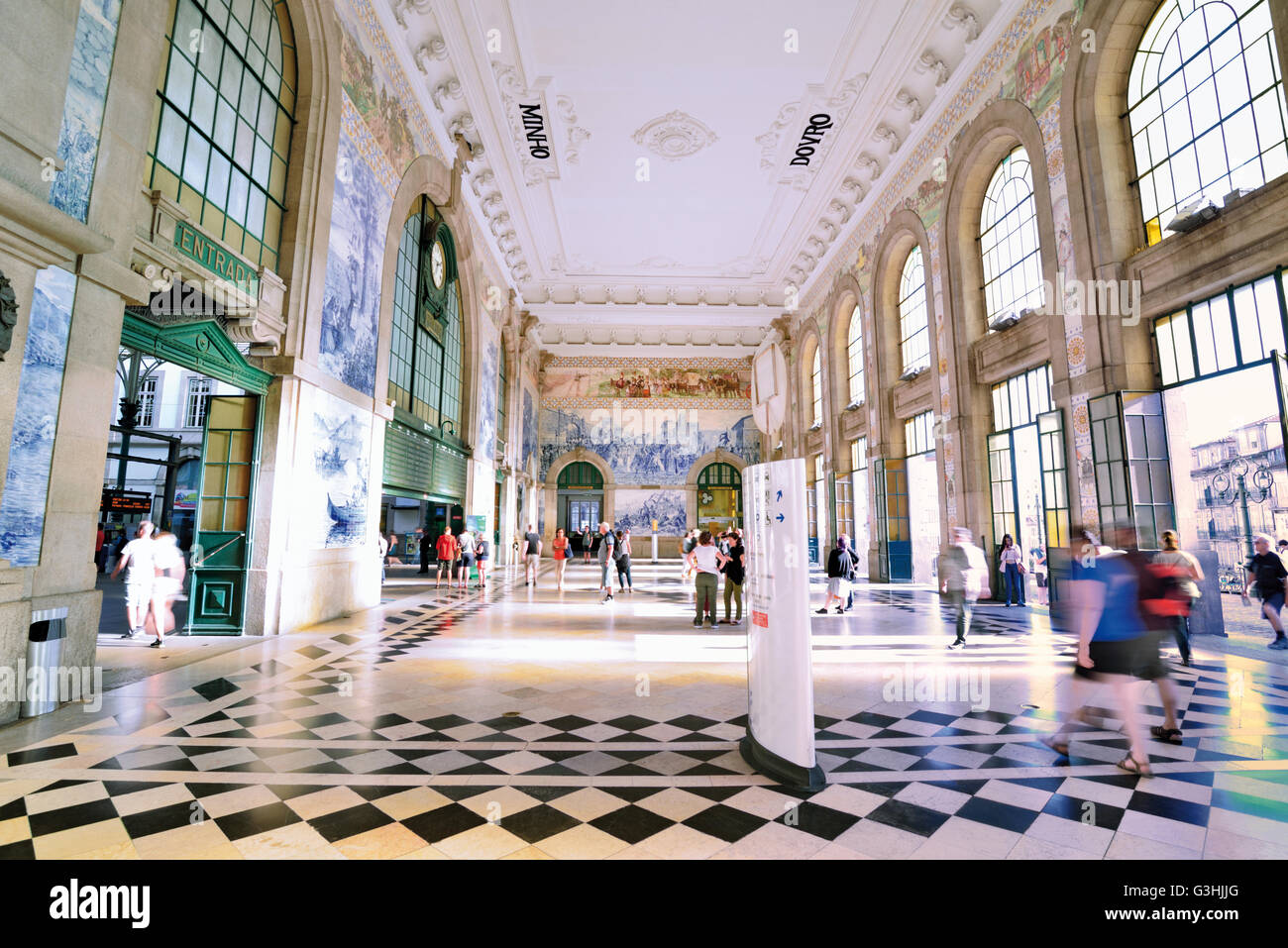 Il Portogallo, Oporto: Piastrella decorata sala della storica stazione ferroviaria di Sao Bento Foto Stock