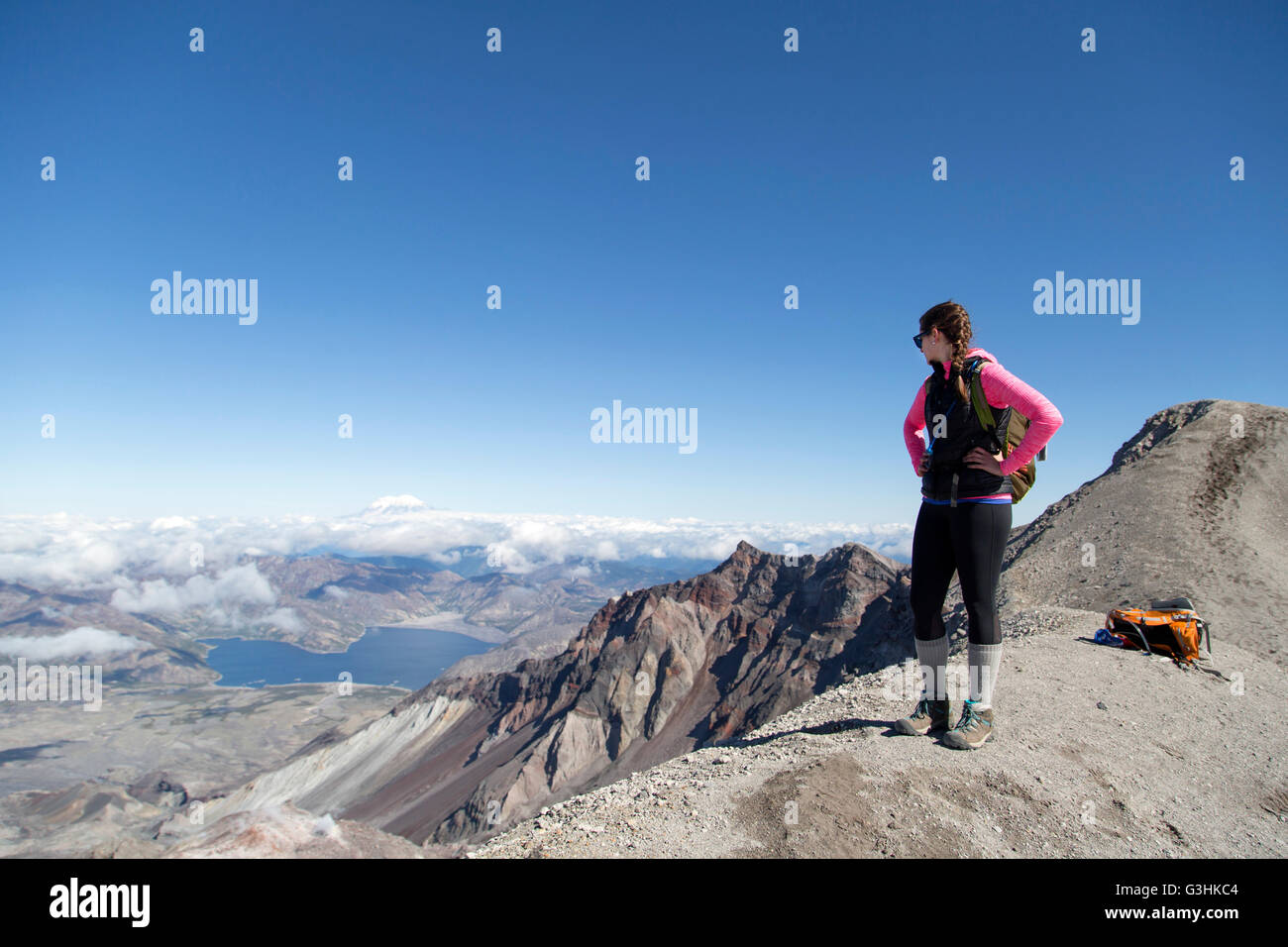 Giovane donna in piedi sulla cima della montagna, Mt. Sant Helens, Oregon, Stati Uniti d'America Foto Stock