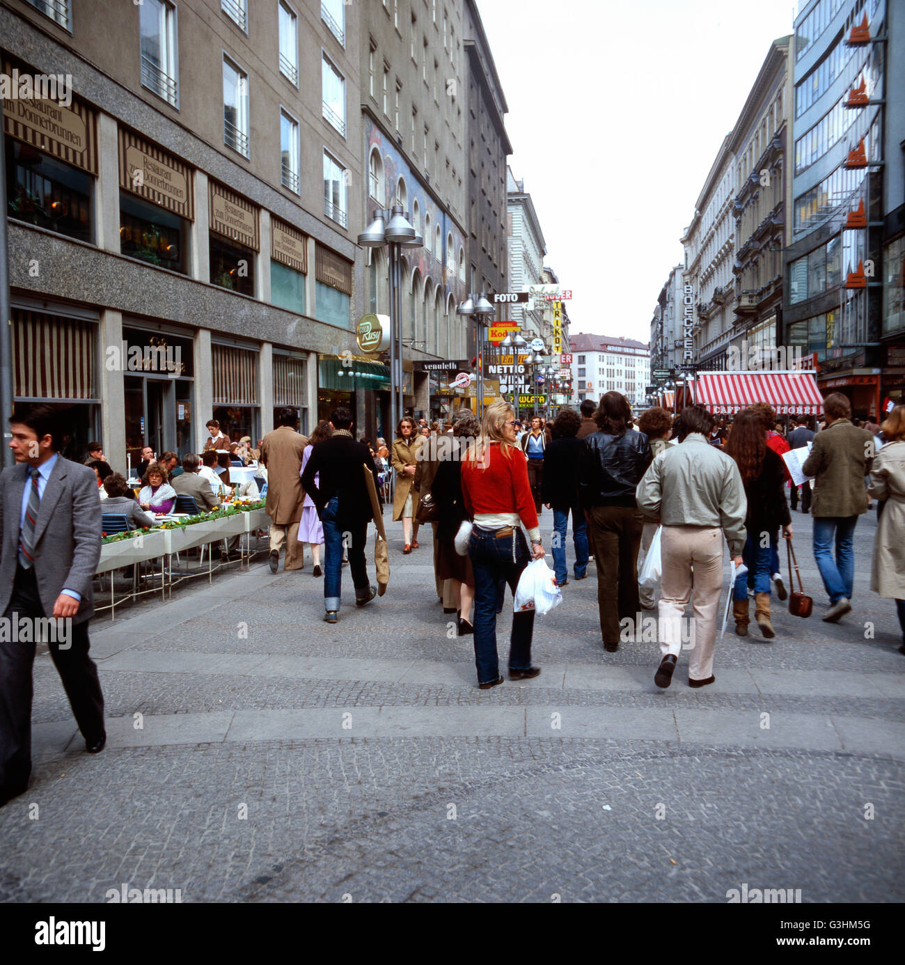 Unterwegs in der Kärtner Strasse in Wien, Österreich 1980er Jahre. Per il modo in Kärtner Street di Vienna, Austria degli anni ottanta. Foto Stock