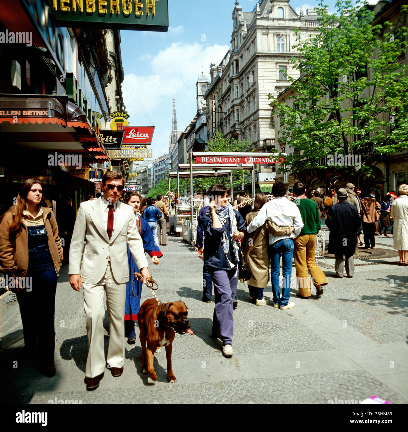 Unterwegs in der Kärtner Strasse in Wien, Österreich 1980er Jahre. Per il modo in Kärtner Street di Vienna, Austria degli anni ottanta. Foto Stock