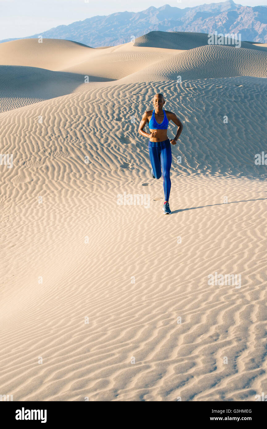 Runner in volata nel deserto, Death Valley, California, Stati Uniti d'America Foto Stock