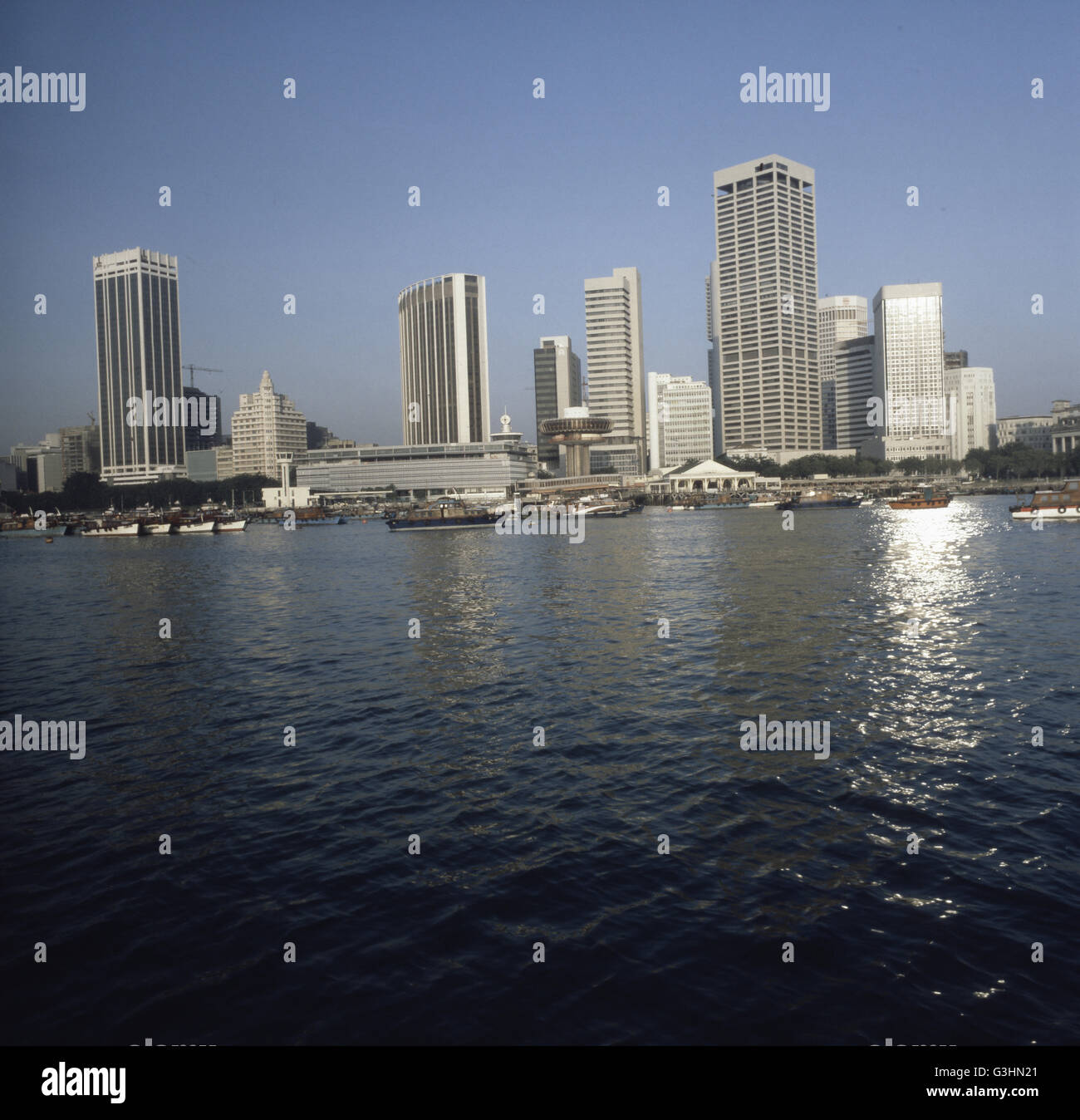Die Skyline am Hafen des del Fiume Singapore, Singapur 1980er Jahre. Lo skyline del porto di Fiume Singapore, Singapore degli anni ottanta. Foto Stock