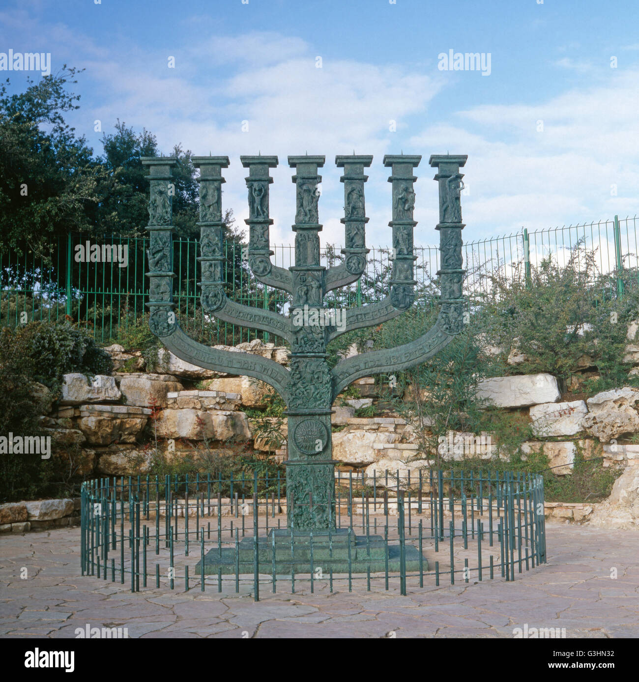 Eine Besichtigung der Knesset-Menora in Gerusalemme, Israele 1980er Jahre. Visitazione della Knesset Menorah in Gerusalemme, Israele degli anni ottanta. Foto Stock