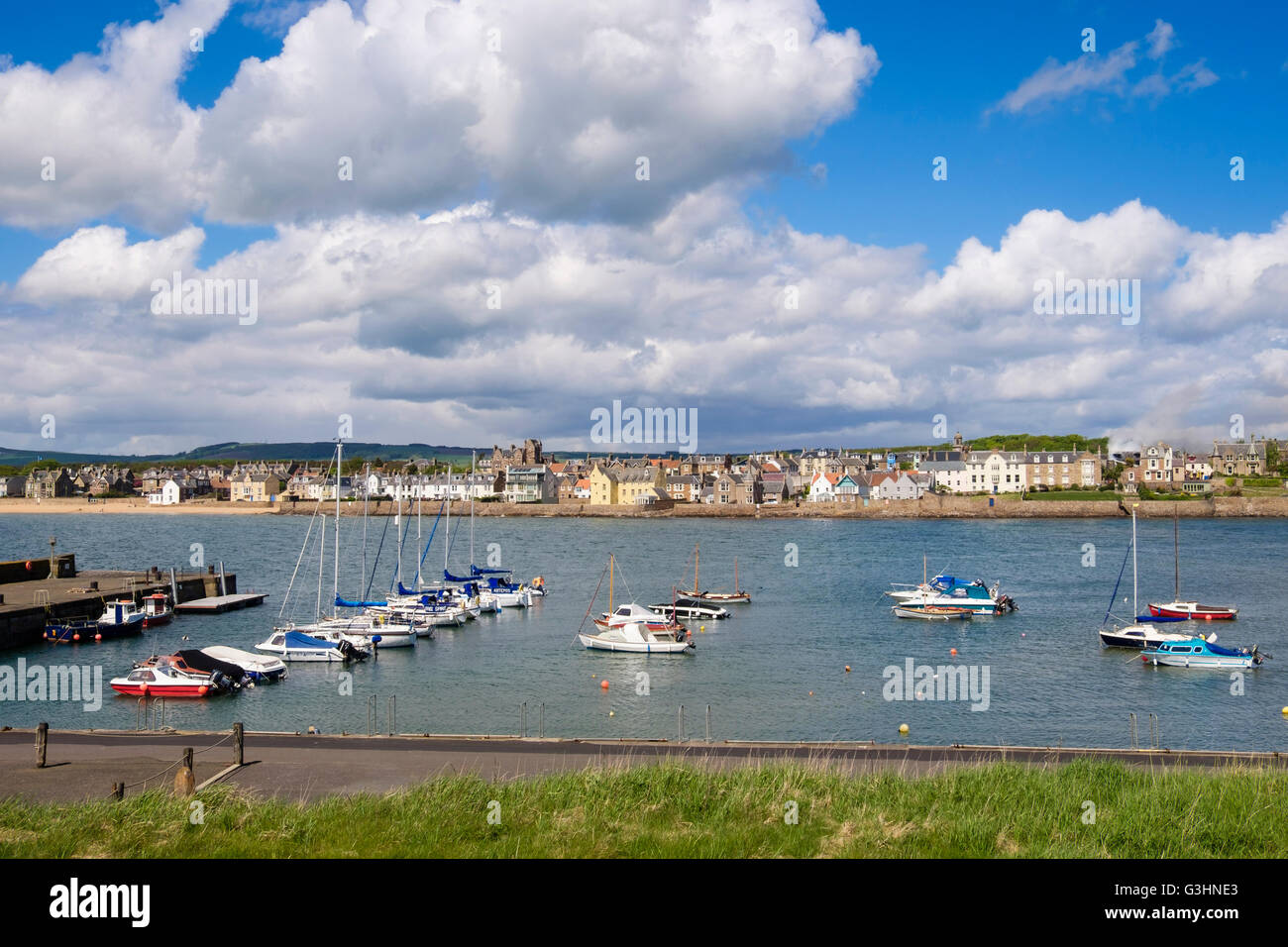 Porto sul Firth of Forth costa con un edificio sul fuoco nel villaggio. Elie e Earlsferry, East Neuk di Fife, Fife, Scozia, Regno Unito Foto Stock