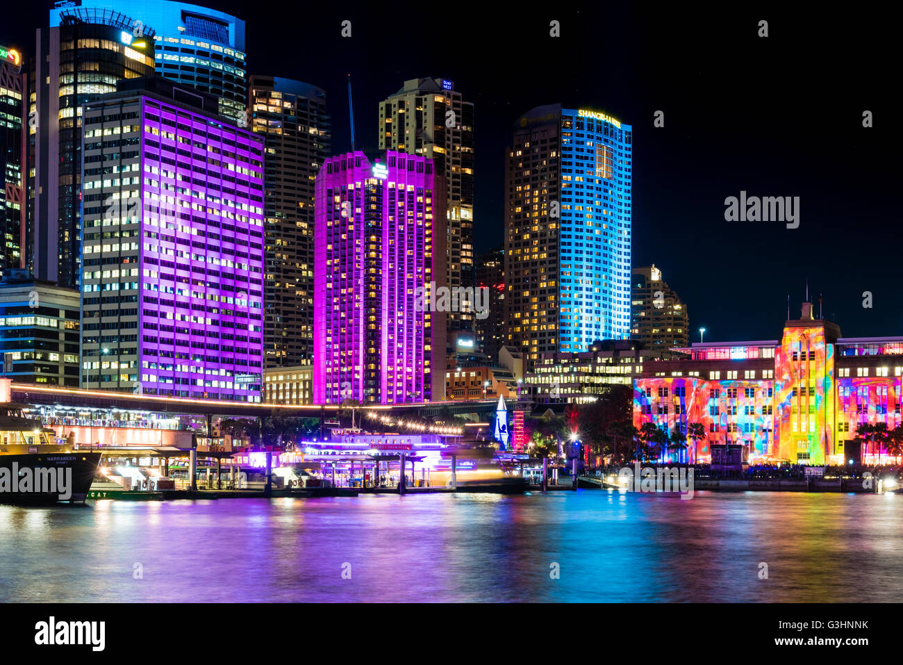 SYDNEY - Giugno 10, 2016: Circular Quay accesa durante il vivace Festival di Sydney, Australia Foto Stock